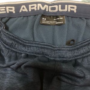 Under armour cold gear joggers EUC; two pockets and draw string